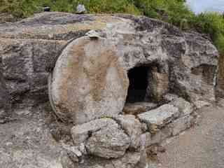 Hrobka s kulatými kamennými dveřmi, Megiddo, Israel